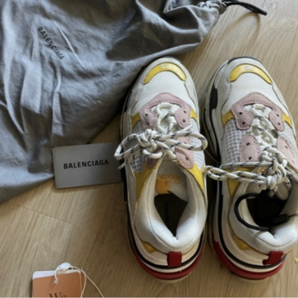 Triple S Balenciaga Trainers LIKE NEW
Side 38 (US 8) - Picture 2 of 4